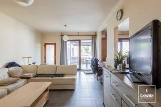 Deze woning is gelegen op een gegeerde locatie nabij het <strong>centrum van Eeklo</strong>. Dankzij de nabijheid van lokale handelaars, scholen en andere faciliteiten in de buurt zorgt dit voor een levendige buurt. Verder is deze eigendom <strong>vlot bereikbaar</strong> via het openbaar vervoer en ook gelegen <strong>nabij invalswegen</strong>. <br /><br />In <strong>2019 </strong>onderging deze woning aan een<strong> grondige renovatie</strong>. Zo werden alle technieken, sanitair, ramen en isolatie vernieuwd. Ook alle <strong>daken en poorten</strong> van de garageboxen werden mee <strong>vernieuwd</strong>.<br /><br />Op het gelijkvloers heeft de woning volgende indeling: Inkomhal, bureau/slaap(hobby)kamer, woonkamer, eetkamer, keuken met berging, terras, apart toilet, badkamer/wasplaats en een garage met bergplaats erboven.<br /><br />Het eerste verdiep geeft plaats aan <strong>drie ruime slaapkamers</strong> en een badkamer. Via de vaste trap is er toegang tot het tweede verdiep met nog <strong>een slaapkamer en badkamer</strong>.<br /><br />Op het einde van het terrein is nog een <strong>grote tuin</strong> die ook inbegrepen is.<br /><br />De huurprijs bedraagt €1.000/maand en is onmiddellijk beschikbaar.<br /><br />Voor meer informatie en een bezoek, neem dan contact op met Theo via theo@convas.be 