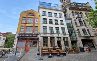 Op een absolute toplocatie in het centrum van Gent bevindt zich dit mooi en recent ingerichte kantoor van 240 m². Het kantoor ligt op de derde verdieping van de voormalige Molens Goethals, een karaktervol molenhuis uit de 18de eeuw.<br /><br />Het gebouw ademt geschiedenis en herbergt nog verschillende authentieke, decoratieve en industrieel-archeologische elementen. Een unieke werkomgeving waar hedendaags comfort en historisch karakter mooi samenkomen.<br /><br /><u><strong>Het kantoor is bereikbaar met de lift en omvat:</strong></u>
<ul>
<li>een representatieve inkomruimte</li>
<li>een ruim en ingericht landschapskantoor</li>
<li>verschillende grote, afzonderlijke bureauruimtes</li>
<li>meerdere mogelijkheden voor vergaderzalen</li>
<li>een ingerichte keuken</li>
<li>centrale verwarming</li>
<li>lucht-luchtkoeling, die nog wordt geïnstalleerd</li>
</ul>
Gelegen in de Meerseniersstraat, vlak bij de Vrijdagmarkt en de Dulle Griet, met een aangenaam zicht op het water. Dankzij de centrale ligging zijn tal van winkels, horecazaken, parkings en openbaar vervoer vlakbij.<br /><br />Beschikbaarheid: onmiddellijk<br /><br />Een bijzonder kantoor voor wie op zoek is naar ruimte, uitstraling en een uitstekende ligging in het historische hart van Gent.
