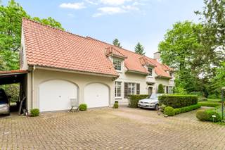 Gelegen nabij het kasteel van ’s-Gravenwezel bevindt zich deze elegante villa, uitstekend gelegen in een groene en residentiële omgeving met een zeer vlotte bereikbaarheid. Scholen, openbaar vervoer en de centra van zowel ’s-Gravenwezel als Schilde bevinden zich op korte afstand, terwijl de omliggende natuur een ideale omgeving vormt voor wandel-, fiets- en sportliefhebbers.<br />Deze villa combineert ruimte, licht en een uitzonderlijk potentieel op een gegeerde locatie.<br /><br /><strong>Indeling</strong><br />Via de ruime inkomhal met gastentoilet en vestiairegedeelte wordt u verwelkomd in de woning. Vanuit de hal heeft u toegang tot de verschillende leefruimtes, waaronder de bureauruimte, de keuken en de woonkamer.<br /><br />De lichtrijke woon- en eetkamer geniet dankzij de grote raampartijen van een prachtige connectie met de tuin en een overvloed aan natuurlijk licht. De groene omgeving vormt hier een rustgevend decor dat de leefruimtes een bijzonder aangename sfeer geeft.<br /><br />Aansluitend bevindt zich de volledig uitgeruste keuken met aanpalend een praktische berging, die rechtstreeks toegang biedt tot de dubbele inpandige garage.<br /><br />Zowel via de woonkamer als via de keuken bereikt u de prachtig aangelegde tuin met ruim terras en zonnetent, een heerlijke plek om te genieten of gasten te ontvangen.<br /><br />Op de eerste verdieping bevinden zich vijf slaapkamers en twee badkamers, wat deze woning bijzonder geschikt maakt voor grotere gezinnen of wie extra ruimte wenst voor bureau of hobby’s.<br />Tot slot beschikt de woning nog over een praktische opbergzolder en een kruipruimte onder de volledige woning.<br /><br />Een eigendom die rust, ruimte en woonkwaliteit combineert op een absolute toplocatie, met bovendien de mogelijkheid om deze villa verder naar eigen smaak en hedendaagse normen te verfijnen.<br /><br /><strong>Bijzonderheden</strong><br />+ Te moderniseren villa met uitzonderlijk potentieel<br />+ Zonnige oriëntatie<br />+ Uitstekende en groene ligging<br />+ 5 slaapkamers en 2 badkamers<br />+ Dubbele inpandige garage<br />+ Prachtig aangelegde tuin met terras
