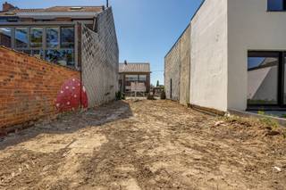 Met deze noordoostelijk georiënteerde bouwgrond van 137 m² weet u meteen welk bouwvolume mogelijk is. De woning dient aan te sluiten bij het...