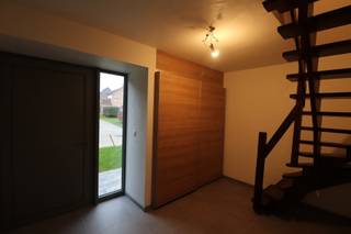 <strong>GERENOVEERDE WONING MET 3 SLAAPKAMERS, TERRAS MET TUIN EN CARPORT.</strong><br /><br /><strong>INDELING</strong><br /><strong>GELIJKVLOERS</strong><br />Inkomhal met trap naar de 1ste verdieping, woonkamer, keuken voorzien van vitro keramische kookplaat, afzuigkap, combi-oven, koelkast en aansluiting voor vaatwasmachine, ruime berging, achterinkom, toiletruimte met handenwasser, berging/wasplaats met uitgietbak, warmtepomp voor de vloerverwarming en warmwater, ventilatiesysteem type D en plaats voor wasmachine en droogkast. 1ste verdieping: overloop, badkamer voorzien van ruime inloopdouche, toilet en badkamermeubel en 3 volwaardige slaapkamers.<br /><br /><strong>BUITEN</strong><br />Voortuin, oprit met terras, tuin en carport met fietsenberging.