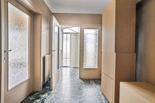 <p><span>EXCLUSIEF!! Deze riante villa met hangaar van 380m² van bijgebouw is prachtig gelegen tussen een oase van groen, natuur, rust,...</span></p><p><span> </span></p><p><span>De woning bestaat uit een inkomhal, bureau/praktijkruimte, ruime lichtrijke leefruimte, kleine salon, grote leefkeuken met berging, apart gastentoilet.</span></p><p><span>Op de tussenverdieping is er een badkamer met ligbad, lavabo, douche en inloopdressing.</span></p><p><span>De eerste verdieping beschikt over vier hele grote slaapkamers waarvan een met prachtig zicht op de Vlaamse Ardennen en een kleinere kamer.</span></p><p><span>Het pand is volledig onderkelderd en heeft een garage waarin zich de technische ruimte bevindt.</span></p><p><span>Hangaar met een oppervlakte van 380m² die heel veel mogelijkheden biedt. Ideaal voor wonen en werken te combineren.</span></p><p><span>Er is ook nog in de tuin een polyvalente ruimte aanwezig.</span></p><p><span>Prachtige tuin om in te vertoeven met bos en uitzicht op de heuvelachtige Vlaamse trots.</span></p><p><span> </span></p><p><span>VIDEO Drone: https://www.instagram.com/p/CkLOaJWowzn/ </span></p><p><span> </span></p><p><span>Voor info of een bezoek maar een afspraak met Anouk Libert van Pattymo 0476635628 of anouk@pattymo.be</span></p>