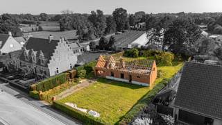 Dit perceel bouwgrond is gelegen in het groene en gegeerde Astene (Deinze), met name in de Beekstraat 29. De eigendom omvat een oppervlakte van 1.364 m².<br /><br />STEDENBOUWKUNDIGE VOORSCHRIFTEN:<br />BOUWVOLUME:<br />* Maximum twee bouwlagen<br />* Minimum 4 meter afstand tot de zijdelinkse perceelgrens <br />* Bouwdiepte max. 20 meter (in geval van laagbouw)<br />* Bouwdiepte max. 15 meter (indien met bovenverdieping)<br />* Maximum breedte = 15 meter<br /><br />DAK:<br />* Dakhelling van 0° tot 45°<br />* Dakbedekking van 0° tot 15°: roofing<br />* Dakbedekking van 15° tot 45°: pannen of leien<br /><br />GARAGE:<br />* Alleenstaande garage, maximum oppervlakte 40 m²<br />* Plat dak hoogte max. 3,50 meter hoogte<br />* Op min. 2 meter van de perceelgrens