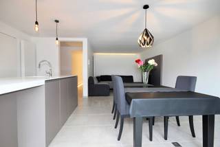Op zoek naar een ruim gelijkvloers appartement met een grote tuin? Zoek niet langer! Dit volledig gerenoveerd app is centraal gelegen in een...