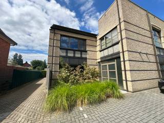 Zeer goed uitgeruste woning met garage en tuin!<br /><br />Deze ruime woning is volledig instapklaar en is voorzien van heel wat ingemaakte kasten.<br /><br />Ze beschikt op het gelijkvloers over een ruime inkomhal met ingemaakte kasten, woonkamer met veel lichtinval, goed uitgeruste keuken, wasplaats met alle aansluitingen en douche, 2 aparte toiletten en ruime technische berging. <br /><br />Op de eerste verdieping vinden we 3 zeer ruime slaapkamers en de badkamer met opnieuw douche en 3de toilet. Eén van de kamers is voorzien van een dressing met opnieuw ingemaakte kasten. Deze kamer heeft het genot van elektrisch te bedienen rolluiken. <br /><br />Verlichting, gordijnen en vliegenramen zijn grotendeels overal voorzien. <br /><br />Via de oprit aan de zijkant van de woning is er aansluiting naar de privé garage en ruim terras met tuin. <br /><br />De troeven:<br /><br />- Tuin<br />- Garage<br />- 3 ruime slaapkamers<br />- Instapklaar<br />- 2 badkamers<br /><br />Beschikbaar vanaf 01/11/2026 of in overleg vanaf 01/10/2026.<br /><br />Heb je interesse? Vraag uw bezoek aan via onze website https://www.immovl.be/te-huur/list en druk op de knop '<strong>IK WENS EEN BEZOEK</strong>'.