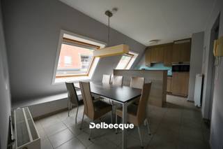 Ben je op zoek naar een ruim en instapklaar appartement aan zee, waar licht, comfort en rust samenkomen?<br />Dit duplexappartement met twee slaapkamers biedt een aangename woonbeleving in een verzorgd domein op wandelafstand van het strand en vlak bij de Royal Ostend Golf Club.<br /><br />De leefruimte met open keuken vormt het hart van het appartement en geeft uit op een mooi terras, de ideale plek om te genieten van de zon en de frisse zeelucht.<br />De twee slaapkamers bevinden zich op de bovenverdieping, wat zorgt voor extra privacy en een huiselijk gevoel.<br />Dankzij de doordachte indeling, praktische bergruimte en kwalitatieve afwerking is dit appartement volledig instapklaar.<br /><br />Een perfecte keuze voor wie op zoek is naar een comfortabel tweede verblijf, een zorgeloze investering of een stijlvolle woonst dicht bij zee.<br /><br />Ontdek dit appartement op zaterdag 27 juni!<br />Schrijf je in voor het bezoekmoment: https://360.zabun.be/public/visitreservationcomponent/visitreservation.aspx?guid=3B0F2E87-364E-48F7-94BF-DC54FDF4D845&amp;languageid=nl&amp;id=83875117&amp;c=BE