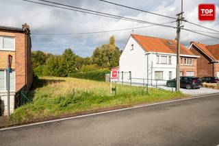 uitstekend gelegen perceel, geschikt voor halfopen bebouwing, in een aangename en vlot bereikbare buurt. <br /><br />Het perceel bevindt zich op korte afstand van de N9, wat zorgt voor een vlotte verbinding richting Gent en Eeklo. <br /><br />In de directe omgeving zijn scholen, winkels en openbaar vervoer aanwezig, wat het perceel interessant maakt voor wie centraal maar toch rustig wil wonen. <br /><br />De breedte en diepte van het perceel laten toe om een functionele en hedendaagse woning te bouwen, afgestemd op de eigen woonwensen. <br /><br />Een sterke locatie voor wie wil bouwen op een goed bereikbare en praktische ligging.<br /><br />Bel Top Vastgoed voor een bezoek op 0475 700 700