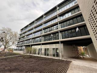 Nieuwbouwappartement gelegen in Residentie Groene Poort op supercentrale ligging in Antwerpen. Het project is opgericht rond een gemeenschappelijke binnnentuin en gelegen aan het nieuwe Vette Ossenplein. Het appartement beantwoordt aan alle recente woonvereisten en geniet een hoogwaardige afwerking.<br /><br />Indeling van het appartement: <br />Via de inkomhal betreed je het appartement. Leefruimte met open ingerichte keuken voorzien van eiland met spoeltafel, kasten, voorzien van toestellen. Slaapkamer 1 op tegels. Badkamer voorzien van dubbbele wastafel, toilet en inloopdouche. Berging met aansluitingen. Terras.<br /><br />Parking 48: € 125 per maand.<br />Algemene onkosten: € 150 per maand. <br /><br />Individuele nutsvoorzieningen. Verwarming met warmtepomp. <br /><br /><br /> 