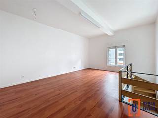 Ontdek deze charmante en zeer ruime duplex studio in het hart van Brussel, met een bewoonbare oppervlakte van 76m². Dit stijlvolle appartement beschikt over één ruime slaapkamer en een moderne badkamer, ideaal voor een comfortabel stadsleven. De open keuken is voorzien van strakke, witte kasten en moderne apparatuur.De leefruimte biedt voldoende ruimte voor ontspanning. De slaapkamer, badkamer en berging bevinden zich op de onderste verdieping van de duplex. De badkamer is uitgerust met een inloopdouche en eigentijdse afwerkingen, waardoor een luxueuze uitstraling wordt gecreëerd. Extra opbergruimte is beschikbaar, wat het leven in de stad nog eenvoudiger maakt.Uniek aan deze woning is de toegang tot een ruim gemeenschappelijk dakterras, ideaal voor zomerse avonden en het ontvangen van gasten, met uitzicht op de dynamische skyline van Brussel. Ook zijn er gemeenschappelijke co-working ruimtes, gemeenschappelijke keuken en gemeenschappelijke wasmachines.Dit appartement combineert comfort en stijl op een gunstige locatie in de stad, waardoor het een fantastische gelegenheid is voor zowel eigenaren, studenten als investeerders. Mis deze kans niet om uw eigen plek te creëren in het levendige hart van Brussel.