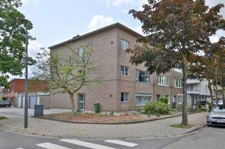 In een rustige woonwijk in Merksem wordt dit instapklare appartement te koop aangeboden.Het appartement bevindt zich in een kleinschalig gebouw met...