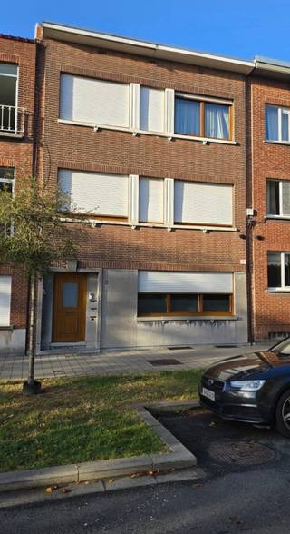 Instapklare / gerenoveerde Appartament met 2 slappkamers, 1badkamer, 1wc, terras, 2 ruime kelders, gelegen in een goeie locatie, ligging biedt snelle toegang tot belangrijke invalswegen.