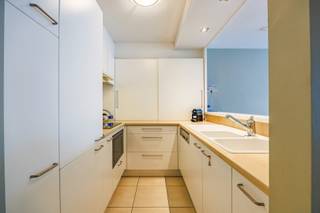 Un appartement lumineux avec vue latérale sur la mer et deux chambres à coucher de taille standard, situé au calme dans une rue adjacente à la digue de mer, à proximité du casino de Knokke-Heist. Cet appartement agréable et baigné de lumière se trouve au deuxième étage de la résidence de standing « Zeerobben ». Grâce à son emplacement idéal, vous profitez pleinement de la mer et de la plage tout en bénéficiant d'un cadre paisible. Agencement : Hall d'entrée avec W.C., un bel espace de vie ouvert et très lumineux, agrémenté d'une magnifique terrasse ensoleillée offrant une vue latérale sur la mer et d'une cuisine entièrement équipée. L'appartement comprend également un grand débarras avec coin buanderie, un couloir menant à l'espace nuit et deux chambres à coucher spacieuses à l'arrière, donnant sur une terrasse. Il dispose en outre d'une salle de bains confortable et d'une salle de douche séparée, pour un confort accru. L'immeuble met à disposition un vaste local à vélos commun ; il est également possible d'acquérir un garage fermé facile d'accès au sein de la résidence (90 000 €). Une opportunité exceptionnelle pour ceux qui recherchent un cadre de vie alliant calme, soleil, mer, plage et confort.
