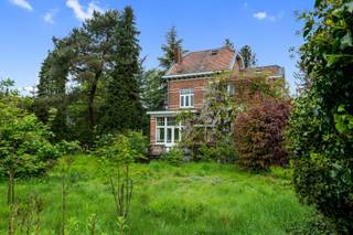 <p><strong>******VANAF PRIJS*********Karaktervolle villa met authentieke elementen en grote tuin op 24 aren</strong></p>
<p>Wij bieden deze prachtige villa, Villa Maria Philomene uit 1932, te koop aan. Een unieke opportuniteit voor liefhebbers van karaktervolle herenwoningen met een rijke geschiedenis. De woning staat op een royaal perceel van 24 aren, wat zorgt voor veel privacy en ruimte om van te genieten – en dat op slechts enkele kilometers van het centrum van Leuven.</p>
<p>De woning staat momenteel leeg en heeft renovatie nodig, maar achter de statige gevel schuilt nog steeds haar indrukwekkende uitstraling. Authentieke elementen zoals de originele houten trappen, glas-in-loodramen, marmeren schouwen en houten binnendeuren getuigen van het vakmanschap van weleer en vormen een prachtige basis voor wie deze villa opnieuw wil laten schitteren.</p>
<p>Met een bewoonbare oppervlakte van 258 m², meerdere leefruimtes, vier slaapkamers en twee badkamers is er ruimte in overvloed om het pand volledig naar eigen smaak en hedendaagse normen te renoveren.</p>
<p>De keuken is eenvoudig en dient vernieuwd te worden. Ook de tuin – ooit een ware oase – is momenteel wat verwilderd, maar biedt enorm veel potentieel voor wie droomt van een uitgestrekte, groene buitenruimte rondom de woning.</p>
<p>Wat deze villa bijzonder maakt, is haar ziel en grandeur. Voor wie bereid is te renoveren, biedt dit pand een uitzonderlijke kans om een karaktervol geheel om te vormen tot een stijlvolle en comfortabele thuis.</p>
<p>Maak snel een afspraak voor een bezichtiging en ontdek zelf het potentieel van Villa Maria Philomene!<br />Bel 016/23.47.23 of stuur een e-mail naar <strong>admin@immodrome.be</strong></p>