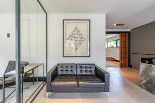 <strong>ENKEL BEZOEK MOGELIJK DOOR ONDERSTAANDE LINK VOLLEDIG EN CORRECT IN TE VULLEN: </strong><br />https://mijnhuurprofiel.be/property/3dfd1490-c4c2-4263-844d-f1d1b64fd05b<br /><br />Ontdek dit uitzonderlijke handelspand gelegen aan één van de meest prestigieuze lanen van Sint-Niklaas. Deze toplocatie biedt een unieke combinatie van zichtbaarheid, bereikbaarheid en uitstraling, ideaal voor ondernemers die op zoek zijn naar een commerciële ruimte met klasse.<br /><br />Indeling:<br />GLV: bij het binnenkomen van het handelspand wordt u ontvangen in een stijlvolle receptieruimte (26m²), met aan de linkerzijde een wachtruimte of afzonderlijk bureau (8m²), ideaal voor eerste contacten. Wanneer u verder doorloopt, bereikt u een volwaardige vergaderzaal (19m²), perfect voor formele besprekingen. Aansluitend bevindt zich een zeer lichtrijke open ruimte (49m²), uitermate geschikt om meerdere werkplekken of bureaus te installeren. Tot slot is er een volledig uitgeruste keuken (12m²) met alle nodige toestellen, en een aparte toiletruimte (3m²), wat het comfort voor personeel en bezoekers compleet maakt.<br /><br />Beschikbaar: overeen te komen.<br />Onroerende voorheffing ten laste van de huurder. <br /><br />Wacht niet langer om uw zaak een thuis te geven op deze unieke locatie.<br />Contacteer ons vandaag nog voor een bezichtiging en laat u overtuigen door de uitstraling en mogelijkheden van dit prachtige handelspand.