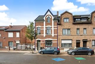 CHARMANTE, INSTAPKLARE WONING MET 4 SLAAPKAMERS EN GARAGE VOOR 1 WAGEN.Op wandelafstand van het centrum van Sint-Truiden, in een rustige buurt met...