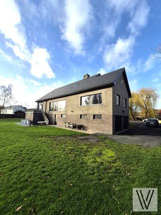 Residentieel gelegen te Waregem ontdek je deze karaktervolle woning op een perceel van maar liefst 4.220 m².De combinatie van ruimte, licht en...