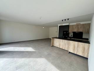 Dit prachtig nieuwbouwappartement is gelegen op de gelijkvloerse verdieping van een klassevol wooncomplex opgetrokken met zeer kwalitatieve...