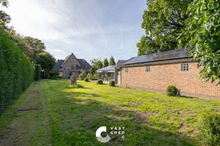 Op dit prachtig gelegen domein met een oppervlakte van 2ha en 28are, ligt deze landelijke villa met een bijgebouw van 85m2 en een sierlijk aangelegde tuin in een groene omgeving. <br />De instapklare villa is gelegen in Linde Peer, vlakbij verschillende faciliteiten zoals winkels, scholen, restaurants en openbaar vervoer. De verkoop omvat 8 verschillende percelen, zijnde: 528/H, 538/F, 538/G, 538/H, 541/C, 516/G, 516/F, 515/B. Dit domein biedt dan ook een uitstekende opportuniteit voor paardenliefhebbers. <br />In 1994 werden de gevel en het dak van de woning vernieuwd, alsook een stuk van de keuken bijgebouwd, alsook de aparte zitkamer en het kantoor aangebouwd. In 1997 werd de garage/werkplaats gerealiseerd.<br />Van 2024 tot heden werden nog enkele belangrijke zaken in de woning aangepakt waaronder: de massief eiken vloeren, inrichting zolder, wc's, binnendeuren, keukenapparatuur, luchtafvoer en IR-paneel badkamer. Er liggen 16 zonnepanelen en er is een zonneluifel, vliegenramen, rolluiken en een volledig geautomatiseerde sproeiinstallatie aanwezig.<br /><br />INDELING: <br />Gelijkvloerse verdieping:<br />- Inkomhal<br />- Ruime leefruimte met doorkijk houtkachel<br />- Aparte zitkamer<br />- Keuken met zicht op de tuin<br />- Aparte studioruimte/kantoor met eigen ingang (Kangoeroewonen = mogelijk)<br />- Apart toilet<br />- Berging/wasplaats <br /><br />Verdieping: <br />- 3 ruime slaapkamers <br />- Badkamer <br />- Overloop<br />- Apart toilet <br />- Bergruimte<br /><br />Zolder: <br />- Vaste trap naar de ingerichte zolderruimtes met inbouwkasten en openhaard<br />- Mezzanine<br />- Mogelijkheid tot 4de slaapkamer<br /><br />Kelder:<br />- Voorraadkelder toegankelijk via de trap.<br /><br />Tuin/Terras:<br />De verkoop omvat 8 verschillende percelen, waarop zich een mooie orangerie, grote tunnelkas, een carport en een zonneterras op het zuiden bevindt. <br /><br />EXTRA TROEVEN:<br />+ 16 Zonnepanelen<br />+ EPC B<br />+ Warmtepomp met 6 units <br />+ Elektriciteit conform <br />+ Groene omgeving<br />+ Wonen en werken op één plek<br /><br />INTERESSE:<br />Wil je dit pand graag bezichtigen of wens je meer informatie? Neem contact met ons op en we helpen je dichtblij verder!