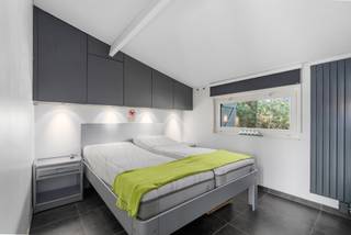 <p><strong>Te koop: Gerenoveerde vakantiewoning te Sunparks Oostduinkerke.</strong></p>
<p>Deze woning biedt een aangename combinatie van rust, functionaliteit en een centrale ligging aan de kust. Gelegen in een vakantiepark in Oostduinkerke geniet u hier van een ontspannen omgeving, ideaal als tweede verblijf of gezinswoning. De woning beschikt over een lichtrijke leefruimte, een praktische keuken en twee slaapkamers, waardoor ze perfect aansluit bij wie comfortabel wil wonen dicht bij zee en natuur. Het terras vormt een fijne plek om buiten te genieten in alle rust. Dankzij de open bebouwing geniet u bovendien van extra privacy en een aangenaam ruimtegevoel.</p>
<p><strong>Belangrijkste ruimtes:</strong><br />• Woonkamer met aangename lichtinval en gezellige leefruimte<br />• Eetkamer aansluitend op de woonkamer<br />• Praktische keuken met functionele indeling<br />• Badkamer<br />• 2 slaapkamers<br />• Berging met extra opbergruimte<br />• Terras om buiten te ontspannen</p>
<p><strong>Troeven:</strong><br />• Open bebouwing met aangenaam ruimtegevoel<br />• Rustige ligging in vakantiepark in Oostduinkerke<br />• Ideaal als tweede verblijf aan de kust</p>
<p>Neem vandaag nog contact op met je ERA-makelaar voor een bezoek.</p>
<p>JOUW DROOMHUIS. ZO GEVONDEN!</p>