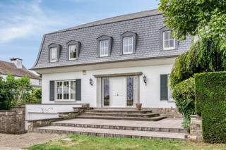 CASALINA Real Estate propose en exclusivité à la vente : Cette magnifique villa dégage un charme intemporel. Elle est située sur un terrain de 1380...