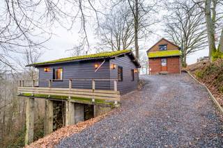 <p>Ontdek dit charmante gelijkvloerse chalet in een prachtige natuurlijke omgeving, op de heuvels van Houyet – een ware uitnodiging tot ontspanning en ontsnapping aan de dagelijkse sleur. Het ligt verscholen in een rustige, bosrijke omgeving en biedt een gezellige cocon om te genieten van de rust en de schoonheid van de omringende natuur. Het wordt gemeubileerd en volledig uitgerust verkocht. De indeling op één niveau bestaat uit een gezellige en warme woonkamer, een keuken, twee slaapkamers en een doucheruimte. Buiten vormen de twee terrassen een echte troef: ze bieden een vrij uitzicht op het bos en vormen het ideale kader om in elk seizoen van momenten van rust te genieten. Op technisch vlak is het chalet voorzien van PVC-kozijnen met dubbele beglazing, een pelletkachel, zonnepanelen en een goede energieprestatie (PEB C, unieke code 20260130021697). Of het nu gaat om uitstapjes midden in de natuur, een vakantieverblijf of een investering in toeristische verhuur, dit pand weet te bekoren door zijn bevoorrechte ligging en rustgevende sfeer. Een prachtige kans om uzelf een ware oase van rust te gunnen in het hart van een groene omgeving, op slechts enkele minuten van de toeristische trekpleisters van de regio Houyet. Neem contact op met onze makelaar Cécile op 0470/823943 om een bezichtiging te regelen en alle charme van deze plek te ontdekken.</p>