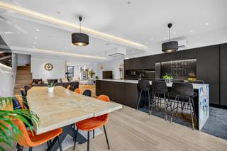 <p>Welkom in deze uitzonderlijke ruime woning met villa uitstraling, gelegen aan een charmant pleintje.<br />Deze woning valt op door haar zeer hoogwaardige afwerking, 4 tot 5 slaapkamers, 2 volledig nieuw geïnstalleerde badkamers en een indrukwekkende bewoonbare oppervlakte van 272 m². Als kers op de taart is er bovendien een volwaardig poolhouse, ideaal als thuiskantoor, praktijkruimte of extra studio met eigen slaapkamer en badkamer.<br />De hyper geïnstalleerde keuken is uitgerust met premium toestellen en uitgevoerd in een strak, heerlijk klassevol design. Grote raampartijen zorgen voor een overvloed aan natuurlijk licht en creëren een heerlijk open gevoel met zicht op en directe verbinding met de tuin.<br />De woning beschikt over verschillende polyvalente kamers die eenvoudig aangepast kunnen worden aan jouw noden: extra slaapkamers, een atelier, kantoorruimte, hobbyruimte of privésuite?<br />Materialen zoals marmeren vloeren, houten afwerkingen en moderne LED-verlichting benadrukken de klasse en tijdloze elegantie van deze knappe woning.<br />Buiten geniet je van een zonnige, onderhouden tuin met veel privacy en de poolhouse biedt extra leefruimte én flexibiliteit voor wie wonen en werken wil combineren.<br />Gelegen in een bijzonder rustige en aangename buurt in Wilrijk, met een perfecte balans tussen wonen in het groen en vlotte bereikbaarheid richting Antwerpen.<br />Een unieke kans voor wie op zoek is naar een moderne woning met veel ruimte: Contacteer ons nu voor één van onze eerste bezoekmomenten.</p>