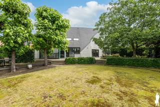 <strong>Unieke, open architectenwoning met studiovertrekken op perceel van 2.228m² gelegen in rustige Retie (nabij dorpskern) en op enkele autominuten van Postel en de Nederlandse grens (o.a. via verbindingsweg E34: Antwerpen-Eindhoven). De villa, naar doordacht-brutalistisch ontwerp en met enorm veel lichtinval, biedt o.a. 5 à 6 slpks., 4 badkamers, een buitengewoon stijlvolle natuurtuin met verschillende schaduw- en zonneterrassen en zwembad, een carport en poolhouse met keuken, douche, etc. De woning van bouwjaar 1994 is bijzonder kwaliteitsvol afgewerkt, ruim (maar liefst 473m² woonopp. excl. poolhouse) en opgedeeld in een licht leefgedeelte met salon, eettafel, een aansluitende open keuken, aparte bureauruimte, etc.; een 1e verdiep met 2 à 3 slpks., douchekamer, dressing en 2 badkamers; een 2e verdiep met andermaal 2 slpks. en een studiogeheel (met keuken, 1 slpk. en douchekamer). </strong><br /><br /><strong>De abstracte woning ademt klasse, karakter, visie en rust. De open, grote, centrale zithoek is de kern van de villa en verbindt geborgenheid van binnenin met de groene omgeving rondom de woning. De villa is gelegen aan de verbindingsweg Retie - Europese school Mol, nabij sport- en recreatiefaciliteiten (o.a. Vossekot, Nuclea golf), natuurgebied (o.a. Prinsenpark), diverse fiets- en wandelroutes en eveneens vlakbij Postel, Nederland en centrum Retie met alle voorzieningen.<br /><br />Er is een zeer gunstige EPC-score van 197kWh/m² (label B) - bovenop geen asbest aanwezig.<br /><br /></strong><em>Gelijkvloers verdiep - Inkomhal, keuken & woon- en werkvertrekken</em><br /><br />Via de inkomhal met vestiaire heeft u toegang tot het woonkamer. Deze leefruimte is verdeeld in een grote zithoek, een eetruimte en een afgescheiden bureauruimte / thuiskantoor. Deze woonkamer en de aansluitende eethoek, dienst doende als centrale schakel tussen keuken en zithoek, ontvangen veel rechtstreeks daglicht door de riante raampartijen die uitgeven op de omliggende tuinomgeving. <br /><br />De keuken - met aansluitende wasplaats met douche en inbouwkasten en een afzonderlijke koele berging - bevat een kookeiland met ontbijthoek en is volledig voorzien van alle nodige kwaliteitsapparatuur: vaatwasmachine, inductiekookplaat, heteluchtoven, combi-oven, inbouwkoffiezet (allen Miele-toestellen). De keuken met prachtig verzicht over de tuin geeft verder ook uit op de afgeschermde veranda met hoge, brede raampartijen.<br /><br />In de gang is een afzonderlijke toilet voorzien. Op het gelijkvloerse gedeelte is verder een riante garage (2 staanplaatsen; sectionaalpoorten).<br /><br /><em>Bovenverdiep - niveau 1: slaapkamers, badkamers & studio</em><br /><br />Op de bovenverdieping-hoofdgedeelte bevinden zich 3 ruime slaapkamers (waarvan thans 2 worden benut als slaapkamer), een badkamer en een afzonderlijke toilet. De hoofdslaapkamer heeft een eigen douchekamer en een inloopdressing. De open bovenverdieping / nachthal geeft verder toegang (thans afgesloten) tot het studiogedeelte op de bovenverdieping. Hierin is een living met leefkeuken voorzien, een slaapkamer met douchekamer en tevens een afzonderlijke toiletruimte. De villa leent zich uitermate tot kangoeroewonen.<br /><br /><em>Bovenverdiep - niveau 2: slaapkamers & leisure</em><br /><br />Op de tweede verdieping zijn tevens 2 kamers voorzien; waarvan één zeer ruime kamer (nl. 33<span>m²). Eén slaapkamer dient tot slaapkamer; de andere wordt benut tot fitness, saunakamer (losstaand) en slaapkamer.</span><br /><br /><em>Buitengebeuren en kelder</em><br /><br />De woning is volledig onderkelderd (kruipkelder). Vooraan biedt de woning ruimte voor legio wagens (o.a. carport). Rondom de woning bevinden zich diverse groenstructuren met vnl. (loof)bomen, grasperken, heggen en heesters (veel winterharde beplanting). In de tuin bevinden zich verder een zwembad, poolhouse (met keuken, badkamer, zithoek, etc.) en diverse berghokken.<strong><br /></strong>