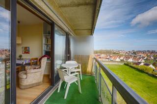 Studio gelegen in residentie Laguna Beach te Duinbergen met aangenaam zicht over de polders, Lakeside en de toekomstige golf. Indeling studio: Woonkamer, keuken, badkamer, toilet en terras. Privé domein met gemeenschappelijk zwembad (enkel bewoners), privé strand en sportfaciliteiten.