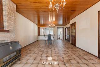 Voor meer info en foto’s, surf naar www.swevers.be – Halfopen woning met renovatiepotentieel gelegen aan de Grote Eggestraat 18 in Zonhoven. Gebouwd in 1949 en met een bewoonbare oppervlakte van 131 m² biedt deze woning een solide basis voor wie een eigen woonproject wil realiseren. De indeling is klassiek en praktisch, met op het gelijkvloers een inkomhal, bergruimte, een lichtrijke woonkamer van 29,6 m² en een aansluitende keuken van 16 m2. Verder zijn er een wasruimte, apart toilet en een veranda met toegang naar buiten.<br />Op de eerste verdieping bevinden zich twee slaapkamers (14,8 m² en 10,4 m²) en een centraal gelegen badkamer. Via een vaste trap bereikt u de ruime zolder van 48 m², die mogelijkheden biedt voor extra kamers of een hobbyruimte. De woning staat op een perceel van 431 m² met westelijke oriëntatie, wat zorgt voor aangename zon in de namiddag en avond. Achteraan bevindt zich een tuin met potentieel om een fijne buitenruimte te creëren. Extra troef is de garage van 35 m². Gelegen op een gunstige locatie nabij scholen, openbaar vervoer, winkels en met een vlotte verbinding naar omliggende steden. Ideaal voor renovatieliefhebbers die op zoek zijn naar ruimte en mogelijkheden. Voor meer informatie, bel 011 255 155. Bron bewoonbare oppervlakte: EPC – verslag. Dit pand is onderworpen aan de renovatieverplichting van de Vlaamse overheid voor residentiële gebouwen (behoudens bij sloop binnen 5 jaar na de aankoop). Consulteer voor meer informatie de website van het Vlaams Energie- en Klimaatagentschap via https://www.vlaanderen.be/een-huis-of-appartement-kopen/renovatieverplichting-voor-residentiele-gebouwen.