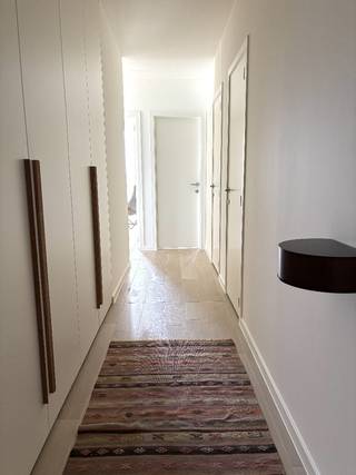 Rechtstreeks van eigenaar - Gemeubeld Nieuwbouw Appartement.<br /><br />Instapklaar, energiezuinig, klassevol ingericht en lichtrijk 2 slaapkamer hoekappartement in de vernieuwde Slachthuis site - Groene Poort in Antwerpen. <br />( Architecturaal nieuwbouwproject van architect Robbrecht &amp; Daem ) <br /><br />Ruime inkomhal met 3 meter lang ingemaakte kasten.<br /><br />Hoogwaardige keramische parketvloer doorheen het hele appartement. (vloerverwarming ) <br /><br />Handige berging voor aansluiting voor wasmachine en droogkast. <br />Er is tevens een wasserette in het complex, als ook een superette ( 7/7 ) en apotheek aan het gebouw.<br /><br />De volledig geïnstalleerde Siematic keuken is uitgerust met alle nodige apparatuur: inductie kookplaat, ingebouwde stille dampkap met warme verlichting, combi oven, ruime koelkast en vaatwasser. <br /><br />Naast het fijn terras met groen en vrij zicht heeft u toegang tot de prachtige binnentuin die fungeert als groene stedelijke oase. <br /><br />Gemakkelijk toegangkelijk en ruime fietsenstalling.<br /><br />Contact via email, WhatsApp, SMS ( Kristien 0476 200089 of Hugo 0493 060020 ) <br /><br />