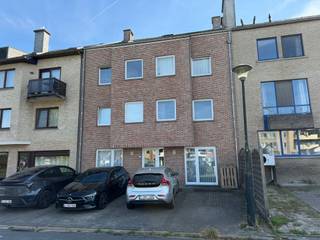 <p><span>LUMINEUS EN GEZELLIG GELIJKVLOERS-APPARTEMENT MET 1 SLAAPKAMER EN ZUID-GEORIËNTEERDE TUIN</span></p><p><span>rustige ligging met vlotte bereikbaarheid via A12</span></p><p><span> </span></p><p><span>Inkomhal / wc met handwas / living met eetplaats en ingerichte open keuken (totale opp.: 30m²) met toegang tot zuid-georiënteerd terras en tuin / berging / slaapkamer (12m²) / ruime badkamer (6m²) met dubbele wastafel, ligbad en douche.</span></p><p><span>Tuin / gemeenschappelijke fietsenberging.</span></p><p><span> </span></p><p><span>Appartement is voorzien van warmtepomp lucht-lucht (airco) in de living, raamdecoratie en lichtarmaturen.</span></p><p><span> </span></p><p><span>Voldoende parkeergelegenheid in de nabije omgeving.</span></p><p><span> </span></p><p><span>Lasten: € 30 / maand.</span></p><p><span> </span></p><p><span>Appartement is bewoonbaar door maximaal 2 personen.</span></p><p><span> </span></p>