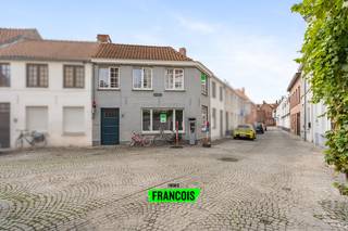 Deze instapklare woning bevindt zich in het hart van Brugge, op een centrale en tegelijk rustige locatie. Bij binnenkomst komt u in de inkomhal,...