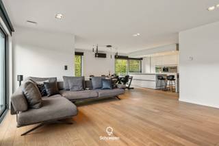 We vinden deze hoogwaardig afgewerkte woning met een bewoonbare oppervlakte van maar liefst 232 m² terug op een zonnig perceel...