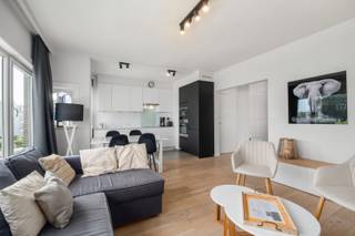 <strong>Gemeubeld appartement met 3 slaapkamers te huur </strong><br />
<p>Bent u op zoek naar een comfortabele woning op een rustige locatie aan de kust? Dit gemeubelde appartement met drie slaapkamers is ideaal voor wie op zoek is naar een aangename woonomgeving voor lange termijn.</p>
<p>Het appartement is rustig gelegen, op wandelafstand van de duinen, waar u dagelijks kunt genieten van de natuur, frisse zeelucht en prachtige wandel- en fietsroutes. Dankzij de praktische indeling en de volledige meubilering kunt u meteen uw intrek nemen.</p>
<strong>Indeling</strong><br /><br />Het appartement heeft een mooie lichtrijke woonkamer met een open keuken. Verder zijn er 3 slaapkamers, waarvan 1 slaapkamer met toegang tot een balkon, een badkamer met inloopdouche, toilet, een lavabo in meubel en met aansluiting voor een wasmachine. <br /><br /><strong>Troeven</strong><br /><br />- Gemeubeld appartement<br />- Vlakbij de duinen<br />- Gelegen op een rustige plaats<br /><br /><br />Interesse?<strong> </strong>Neem gerust contact met ons op voor meer informatie of een bezichtiging.<br /><strong>Contact: </strong>Soraya: soraya@servimoholidays.be / 058/22.41.70