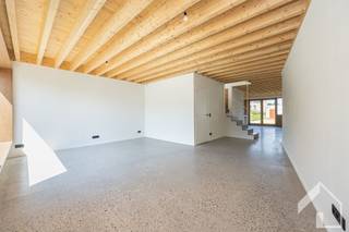 <p>For lovers of architecture with character, we are offering this unique timber-frame home on a 355-square-meter lot near the center of Ranst, in a child-friendly neighborhood. On the ground floor, you’ll find an entryway with a guest restroom, a very bright living area with a sofa by the front window, and a fully built-in kitchen featuring Siemens appliances and a Cortex countertop. Next to the kitchen is a laundry/utility room. The floor is finished with terrazzo tiles. Taking the stairs to the first floor, you can choose to go to the children’s bedrooms or straight to the master bedroom. On this floor, you’ll find two children’s bedrooms, a multipurpose room that could accommodate an office, a toilet with a sink, a double shower, and finally the master bedroom with a walk-in closet, a bathtub, and a vanity with a sink. Behind the kitchen is another terrace. In the landscaped garden, there’s also a garden shed with a sun terrace. The home is equipped with 12 solar panels and underfloor heating (which can also cool) on the ground floor and first floor. If you’re looking for a home with all the comforts but want something a bit more in terms of finishes, layout, and architecture, this home will surprise you. An added bonus: the purchase is subject to registration tax. For more information: 0479/9 34 34 9 (Kristof)</p>
