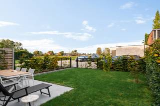 <strong>RECENT GELIJKVLOERS BEN-APPARTEMENT MET TUIN, TERRAS EN ZICHT OP DE WEILANDEN</strong><br />Dit recente en energiezuinige gelijkvloerse appartement (bouwjaar 2024) combineert modern wooncomfort met een aangenaam uitzicht op het groen. Met een bewoonbare oppervlakte van ca. 104 m², een terras en een tuin die achteraan uitkijkt op de weilanden, geniet je hier van een mooi open zicht. Bovendien is het appartement centraal gelegen, vlak bij winkels en openbaar vervoer.<br /><br /><strong>Indeling:</strong><br />Via de inkomhal met apart gastentoilet kom je in de ruime leefruimte met open keuken (ca. 38 m²). De grote raampartijen zorgen voor veel natuurlijk licht en een aangename verbinding met de tuin. De volledig ingerichte keuken beschikt over een inductiekookplaat, dampkap, vaatwasser, koelkast, oven en combi-oven.<br />Verder zijn er drie slaapkamers (ca. 10,5 m², 10 m² en 6,2 m²), een badkamer met inloopdouche en dubbel lavabomeubel en een praktische berging met aansluitingen voor wasmachine en droogkast.<br /><br /><strong>Extra troeven:</strong><br />• BEN-appartement met warmtepomp en vloerverwarming (verwarmen én koelen)<br />• Zonnepanelen en ventilatiesysteem D<br />• Driedubbele beglazing<br />• Regenwaterput aangesloten op het toilet en de buitenkraan<br />• Parkeerplaats achter het gebouw, met rechtstreekse toegang tot de tuin via een tuinpoortje<br />• Gemeenschappelijke fietsenberging<br />• Lage gemeenschappelijke kosten<br />• Vrijstelling 100% onroerende voorheffing (2027-2031)