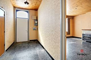 In de Iepersteenweg 30 te Merkem ontdek je deze verrassend ruime halfopen bebouwing met een waaier aan mogelijkheden. Dankzij de uitzonderlijke bewoonbare ruimte en maar liefst 7 slaapkamers is deze woning ideaal voor grote gezinnen, wie wonen en werken wil combineren of investeerders die op zoek zijn naar een pand met potentieel.<br /><br />Het gelijkvloers is als volgt: Inkomhal, slaapkamer, een badkamer, een grote leefruimte en een ruime keuken met voldoende plaats voor een eetgedeelte. Daarnaast beschikt de woning over een praktische kelder en een voutekamer die extra bergruimte biedt.<br /><br />Op de verdieping geeft de nachthal toegang tot maar liefst zes volwaardige slaapkamers. De royale slaapkamer van 43 m² springt hierbij meteen in het oog en biedt tal van mogelijkheden, zoals een master bedroom met dressing, hobbyruimte of bureau.<br /><br />De woning biedt een stevige basis voor wie op zoek is naar ruimte en potentieel. Dankzij de halfopen bebouwing geniet je bovendien van extra lichtinval en een aangename woonbeleving.<br /><br />Gelijkvloers:<br />Inkomhal: 12,6 m²<br />Slaapkamer 1: 7,5 m²<br />Badkamer: 5,1 m²<br />Leefruimte: 21,18 m²<br />Keuken: 19,8 m²<br />Kelder: 14,45 m²<br />Voutekamer: 11,4 m²<br /><br />Verdieping:<br />Nachthal: 4,9 m²<br />Slaapkamer 2: 11,8 m²<br />Slaapkamer 3: 43 m²<br />Slaapkamer 4: 12,8 m²<br />Slaapkamer 5: 15,09 m²<br />Slaapkamer 6: 22,14 m²<br />Slaapkamer 7: 14,7 m²<br /><br />Een unieke kans voor wie op zoek is naar een ruime woning met veel mogelijkheden op een vlot bereikbare ligging in Merkem.<br /><br />📞 Interesse? Contacteer Thijs, Friedel of Nina:<br />📲 051 57 54 61<br />📧 thijs@grouptrybou.be | friedel@grouptrybou.be | nina@grouptrybou.be
