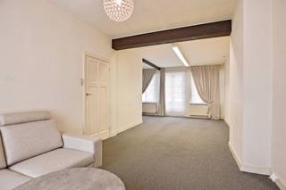 Ruim en veelzijdig huis met een totale bruikbare vloeroppervlakte van ca. 163 m², gelegen in de Manestraat te Roeselare, op wandelafstand van de Grote Markt. De bovenliggende verdiepingen bieden de mogelijkheid om een volwaardig appartement te creëren, terwijl het gelijkvloers momenteel ingericht is als handelsruimte.<br /><br />Dankzij de centrale ligging geniet je van een vlotte bereikbaarheid en bevinden winkels, horeca, openbaar vervoer en andere voorzieningen zich op wandelafstand. Daarnaast is er voldoende parkeergelegenheid in de directe omgeving.<br /><br />Het pand werd doorheen de jaren verschillende keren gerenoveerd en kreeg in 2024 nog een volledig vernieuwd dak. Hierdoor vormt deze eigendom een interessante basis voor wie op zoek is naar een ruime woonst met de mogelijkheid om wonen en werken te combineren.<br /><br />Indeling van het pand:<br /><br />Gelijkvloers:<br />- handelsruimte<br />- apart bureau<br />- toilet<br />- kelder<br /><br />Eerste verdieping:<br />- ruime leefruimte <br />- keuken<br />- bergruimte<br /><br />Tweede verdieping:<br />- 2 ruime slaapkamers<br />- badkamer<br /><br />Kenmerken van het pand:<br />- Totale bruikbare vloeroppervlakte van ca. 163 m²<br />- Mogelijkheid om wonen en werken te combineren<br />- Volledige dakrenovatie uitgevoerd in 2024<br />- Goedgekeurde elektriciteit<br />- Centrale ligging <br /><br />Deze AI-visualisaties zijn bedoeld als inspiratie. Er werd geen rekening gehouden met technische specificaties, stedenbouwkundige voorschriften of de concrete mogelijkheden tot realisatie.<br /><br />Ben jij op zoek naar een ruime woonst met mogelijkheden in het centrum van Roeselare? Dan is dit pand zeker een bezoek waard!<br /><br />Bestuursmaatregelen in het maatregelenregister: in aanvraag