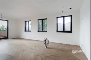 <p><span>Nieuwbouwappartement (81 m²) met 2 slaapkamers en zuid-georiënteerd terras (6 m²) in Antwerpen (2020).</span></p><p><span> </span></p><p><span>Het pand is gelegen op de hoek van twee eenrichtingsstraten. Er is een ruim aanbod aan bussen en trams beschikbaar en ook aan velo-stations is er geen gebrek in de nabije omgeving. Verder bereik je de oprit tot de snelweg in slechts enkele minuten.</span></p><p><span> </span></p><p><span>Het hoekappartement maakt deel uit van een nieuwbouwproject bestaande uit vier appartementen en wordt verkocht onder standaard registratierechten zijnde 2 of 12%! Het is gelegen op de derde verdieping. Er is een lastenboek aanwezig en bij voltooiing van het project zal het appartement over een uiterst gunstige EPC-score A beschikken. Het appartement zal voorzien worden van een warmtepomp, vloerverwarming, ventilatiesysteem D, en zonnepanelen met 1.500 Wp (+- 1.275 kWh per jaar). De buitenmuren worden geïsoleerd met 14cm PUR, de vloerisolatie met 10cm gespoten PUR, dakisolatie 16cm PUR (platte daken) en 22cm minerale wol (tussen balken, hellende daken). Het buitenschrijnwerk wordt uitgevoerd in aluminium Reynaers. </span></p><p><span> </span></p><p><span>Het appartement heeft een mooie oppervlakte van 81 m² en heeft een gunstige indeling. De leefruimte met open keuken is 35 m² groot en je geniet hier van veel lichtinval dankzij de ligging in de hoek van het gebouw. Van hieruit heb je ook toegang tot het zuid-georiënteerde terras (6 m²). Verder zijn er twee volwaardige slaapkamers van 11 m² en 15 m² aanwezig en ook beschikt het appartement nog over een badkamer van 4 m², een aparte wc en aparte berging (4 m²).</span></p><p><span> </span></p><p><span>Ben je op zoek naar een appartement waarin je zonder zorgen je intrek kan nemen? Mis deze kans niet! Bewoonbare opp. 81 m² ref.: bruto vloeropp. EPC. Voor meer info of een gratis schatting surf naar </span><span><span>www.hansimmo.be</span></span><span><br /><br /></span></p><p><span><br /><br /></span></p>
