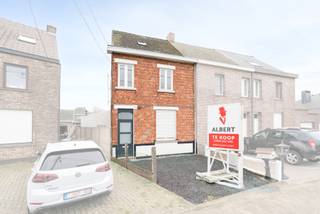 <strong>Gerenoveerde woning met 3 slaapkamers, bureau en 2 badkamers - centrale ligging!</strong><br /><br />Ontdek deze recent gerenoveerde woning met drie ruime slaapkamers, een praktisch bureau ideaal voor thuiswerk en twee badkamers.<br />De leefruimte geniet van veel lichtinval en sluit mooi aan op de keukenruimte. De keuken moet nog geplaatst worden, wat u de unieke kans geeft om deze volledig naar uw eigen smaak en stijl in te richten. <br /><br />Troeven van deze woning:<br />- Gerenoveerd<br />- 3 slaapkamers<br />- Bureau of 4de slaapkamer<br />- Keuken nog te plaatsen naar eigen voorkeur<br />- Centrale ligging<br /><br />Mids deze kans niet en plan vandaag nog een bezoek!