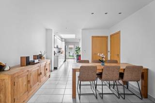 <p>Deze instapklare woning bevindt zich in een rustige, doodlopende straat op wandelafstand van het centrum van Kortrijk.</p><p>Bij het binnenkomen word je meteen verwelkomd in een gezellige en lichtrijke leefruimte, recent opgefrist en perfect ingericht voor zowel een gezellige zithoek als een eetplaats. Aansluitend bevindt zich de keuken met directe toegang tot de buitenruimte.</p><p></p><p>Op de eerste verdieping vinden we twee volwaardige slaapkamers die je nog naar eigen smaak verder kan afwerken. Daarnaast biedt de zolderverdieping heel wat extra mogelijkheden: ideaal als derde slaapkamer, bureau of hobbyruimte.</p><p></p><p>Ook buiten is het aangenaam vertoeven in het charmante stadstuintje waar je in alle rust kan genieten. Hier woon je rustig, terwijl winkels en het stadscentrum zich op wandelafstand bevinden, de perfecte combinatie van comfort en ligging. Extra troeven van deze woning zijn het nieuw geïsoleerde dak, de vernieuwde ramen en voordeur, én de recente badkamer. Dankzij deze vernieuwingen zijn er geen grote werken meer nodig en kan je meteen zorgeloos intrekken! Kortom, de ideale woning voor starters of jonge gezinnen die op zoek zijn naar een gezellige thuis op een centrale locatie in Kortrijk.</p><p></p><p>Vraag vandaag nog uw bezoek aan bij Saar via 0456/96 16 02 of saar@altro-vastgoed.be</p>