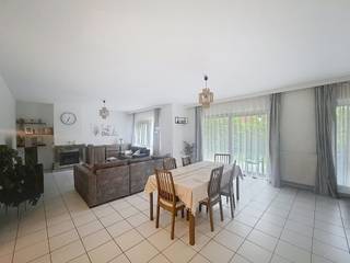 <h3>TE KOOP – Gelijkvloers appartement met zuidgerichte tuin en garage in Oudergem<span></span></h3>
<p>We Invest Bruxelles-Europe biedt u dit ruime gelijkvloerse appartement aan, ideaal gelegen in een gegeerde residentiële wijk van Oudergem, op wandelafstand van winkels, openbaar vervoer, scholen, groene zones en de belangrijkste invalswegen van Brussel.</p>
<p>Met een bewoonbare oppervlakte van <strong>114 m²</strong> onderscheidt deze woning zich door haar ruime indeling, natuurlijke lichtinval en prachtige <strong>privatieve tuin op het zuiden/zuidwesten</strong>, een ideale verlenging van de leefruimtes.</p>
<p>Het appartement bestaat momenteel uit:</p>
<ul>
<li>Een ruime en lichtrijke woonkamer met een functionele houtkachel/open haard.</li>
<li>Een volledig uitgeruste keuken met veel opbergruimte.</li>
<li>Eén ruime slaapkamer.</li>
<li>Een badkamer met dubbele wastafel.</li>
<li>Een apart toilet.</li>
<li>Een afzonderlijke wasruimte.</li>
<li>Een aangename privatieve tuin gericht op het zuiden/zuidwesten.</li>
<li>Een afgesloten privégarage (garagebox) inbegrepen in de verkoop.</li>
</ul>
<h3>Troeven</h3>
<p>✔ Zuid-/zuidwestgerichte privatieve tuin<br />✔ Rustige en gegeerde residentiële wijk<br />✔ Afgesloten garage inbegrepen<br />✔ Functionele houtkachel/open haard<br />✔ Dubbele beglazing<br />✔ Tegelvloer in het volledige appartement<br />✔ Rolluiken aan de voorgevel<br />✔ Videofoon<br />✔ Individuele Viessmann-gasketel<br />✔ Snelle internetverbinding</p>
<p>Dankzij de ruime indeling en de grote volumes biedt dit appartement bovendien interessante mogelijkheden om meerdere slaapkamers te creëren, mits de nodige vergunningen.</p>
<h3>Bijkomende informatie</h3>
<ul>
<li>EPC: <strong>E+</strong></li>
<li>Gemeenschappelijke lasten: ca. <strong>€125/maand</strong></li>
<li>Elektrische keuring, stedenbouwkundige inlichtingen en het volledige dossier zijn beschikbaar op aanvraag.</li>
</ul>
<p>Een appartement dat een zeldzame combinatie biedt van ruimte, rust, een privatieve tuin en een uitstekende ligging in Oudergem.</p>
<p><strong>Een unieke kans die u niet mag missen!</strong></p>
<p><strong>Info &amp; bezoeken</strong></p>
<p><strong>Frédéric Top</strong><br />📞 0472 34 44 08<br />✉️ frederic.top@weinvest.be</p>
<p><strong>We Invest Bruxelles-Europe</strong></p>