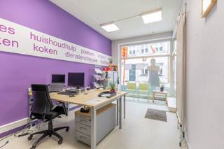 Dit gebouw ligt ideaal in het stadscentrum: <br />- goed bereikbaar via invalsweg vanaf de ring; <br />- goede zichtbaarheid; <br />- voldoende parkeergelegenheid.<br /><br />INDELING: <br />Gelijkvloerse handelsruimte 141m²: <br />x vooraan kantoorruimte; <br />x aansluitend een ruime vergaderzaal; <br />x ingerichte keuken; <br />x ruime berging: <br />x sanitaire ruimte met toilet, lavabo en douche.<br /><br />Volledig kelder met gemeenschappelijke meterruimte + private kelder.<br /><br />Momenteel is dit kantoor verhuurd.<br />Het dak werd recent vernieuwd.<br /><br />INTERESSE? Maak telefonisch een afspraak op het nummer 012 23 00 23 of mail uw vragen aan roland@immo-leroi.be.
