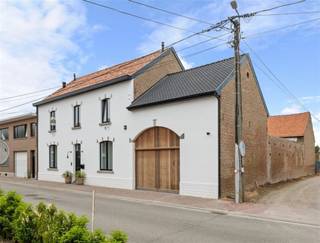 Voor wie op zoek is naar iets uitzonderlijks: deze volledig gerenoveerde vierkantshoeve combineert historische charme met hedendaagse luxe...