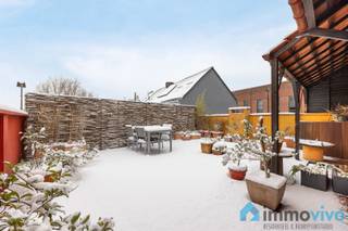 <p><span>De centrale ligging is een grote troef van de woning. Op wandelafstand van het centrum van Kontich en vlak bij belangrijke invalswegen (N171) richting Antwerpen en Brussel. Winkels, openbaar vervoer en kwalitatieve scholen bevinden zich in de directe nabijheid. Ondanks de centrale ligging geniet u hier van een rustige omgeving met voldoende parkeermogelijkheden in de omgeving. De woning zelf biedt een zee van licht en een uniek ruimtegevoel.</span></p><p><span> </span></p><p><span>In de leefruimte valt meteen de authentieke parketvloer op. Grote raampartijen zorgen voor veel licht en een aangenaam uitzicht. De open haard brengt tijdens de koude maanden extra gezelligheid. Er is ruimschoots plaats voor een groot salon en een eetplaats. </span></p><p><span> </span></p><p><span>Aansluitend vindt u de moderne leefkeuken. Deze is voorzien van een groot kookeiland, hoogwaardige inbouwtoestellen (waaronder een Amerikaanse koelkast en gasvuur) en een strakke afwerking met donker werkblad. Het eiland en de ingemaakte kasten zorgen voor extra opslagruimte wat extra luxe biedt. </span></p><p><span> </span></p><p><span>Via de schuiframen in de keuken heeft u directe toegang tot de absolute troef van deze woning: het immense dakterras. Hier geniet u in alle privacy van de buitenlucht, ideaal voor zomerse barbecues of een rustig koffiemoment.</span></p><p><span> </span></p><p><span>De badkamer is goed uitgerust, een dubbele designwastafel en een vrijstaand ligbad waar u heerlijk tot rust kunt komen en voor het gemak nog een inloopdouche. </span></p><p><span> </span></p><p><span>De woning beschikt over vier zeer ruime slaapkamers, veel bergruimte en een grote bewoonbare oppervlakte. Daarnaast is er een aangename buitenruimte en is de woning gelegen op een gunstige locatie. </span></p><p><span> </span></p><p><span>Indeling en troeven</span></p><ul><li><span>Leefruimte: Royale woonkamer op prachtige parket met open haard.</span></li><li><span>Keuken: Moderne keuken met eiland, veel kastruimte en toegang tot het terras.</span></li><li><span>Buitenruimte: Uitzonderlijk groot dakterras dat fungeert als verlengstuk van de leefruimte.</span></li><li><span>Badkamer: Stijlvolle badkamer met bad, douche en dubbele lavabo.</span></li><li><span>Slaapkamers: Vier ruime kamers met veel lichtinval.</span></li></ul><p><span> </span></p><p><span>Interesse in dit instapklare pand met karakter? Contacteer ons vandaag nog!</span></p><p><span> </span></p>