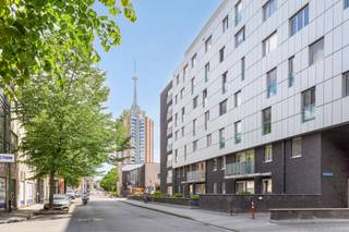 Welkom in Leuven! Net binnen de stadsrand vind je dit ruime appartement in de Jan-Pieter Minckelersstraat, waar je geniet van een toplocatie: vlak...