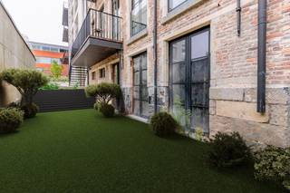 Emplacement : <br />cet espace de bureau est situé dans un endroit privilégié de Gand.<br />Sur le Kouter, la place animée et au milieu du centre historique avec tous les magasins, les parkings, l'opéra, ... à quelques mètres seulement. <br />Situation centrale avec toutes les artères à proximité.<br /><br />Cet espace commercial est situé dans le quartier intérieur de la résidence B'eau Kouter, un superbe projet au cœur de Gand.<br />Un nouvel immeuble de classe avec des appartements et des espaces commerciaux. <br /><br /><br />Aménagement : <br />cet espace de bureau en casco, d'une superficie d'environ 157m2, peut être décoré selon vos propres souhaits et besoins.<br />Des éléments charmants et authentiques peuvent encore être trouvés ici. <br />A l'arrière, vous pouvez créer un espace vert. <br /><br /><br />Pour plus d'informations et/ou une visite, veuillez appeler Arthur 0473 90 90 94