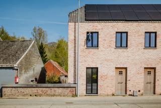 Location
In the charming and rural village of Dikkelvenne, this small-scale, high-quality residential development comprising six energy-efficient homes is taking shape. The project includes four new-build homes and two fully renovated properties (refurbished), designed with an eye for comfort, privacy and maximum natural light.
Set in exceptionally green surroundings, you can enjoy peace and nature here.
High-quality finishes & technology
The homes meet strict energy performance standards (max. S31 and E30) and are equipped with modern technology that ensures a sustainable and future-proof living experience.
Each home is fitted as standard with
- Air-to-water heat pump
- Underfloor heating
- Excellent insulation
- Ventilation system in accordance with current standards
Practical information
- 9 private parking spaces at the rear of the residential area (exclusively for residents)
- Sale price includes:
- Fully finished home (excluding kitchen)
- Landscaping
- One parking space
Area figures quoted are gross areas
Purchase conditions
New-build homes (4):
- Registration fees on land share
- VAT on construction share
- Option to purchase at 6% VAT (subject to conditions)
Renovated properties (2):
- Registration fees on land share
- 21% VAT on construction share
- Energy-efficient and future-oriented living
- Quiet, green prime location
- Small-scale and exclusive character
High living comfort and high-quality finish
Contact Anthony for more information on 0488 14 62 77