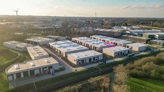 <p>Op zoek naar een volledig afgewerkte bedrijfsruimte waar je meteen aan de slag kunt? Deze bedrijfsunit van 231 m² in Business Park Wildebeek is onmiddellijk beschikbaar en biedt een moderne, functionele uitvalsbasis voor je onderneming.</p><p>Troeven:</p><ul><li><p>Volledig afgewerkt en onmiddellijk beschikbaar</p></li><li><p>Strategische ligging langs de E40, tussen Gent en Brussel</p></li><li><p>Op slechts 2,5 km van de oprit</p></li><li><p>Vlot bereikbaar via de N45 richting Ninove</p></li><li><p>Vrije hoogte van 6 meter</p></li><li><p>Automatische sectionaalpoort van 5,5 meter</p></li><li><p>Regenwaterput van 10.000 liter</p></li><li><p>Veel natuurlijke lichtinval</p></li><li><p>2 private parkeerplaatsen inbegrepen</p></li></ul><p>De unit is geschikt voor onder meer productie, opslag, logistiek of dienstverlening. Dankzij de praktische indeling en volledige afwerking kan je de bedrijfsruimte meteen in gebruik nemen.</p><p>Interesse? Neem contact met ons op voor meer informatie of plan een bezoek ter plaatse.</p>
