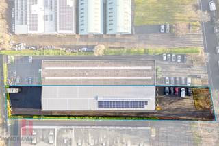 UITZONDERLIJKE KANS - TOPLOCATIELangs de Dirk Martensstraat, in industriezone Waggelwater, bevindt zich dit volledig gerenoveerde en instapklare...